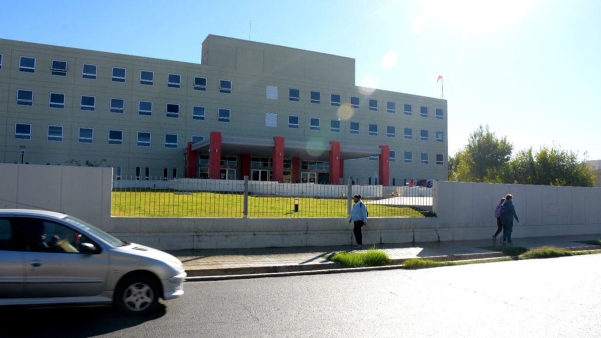 Un joven en grave estado por chocar contra un poste de luz