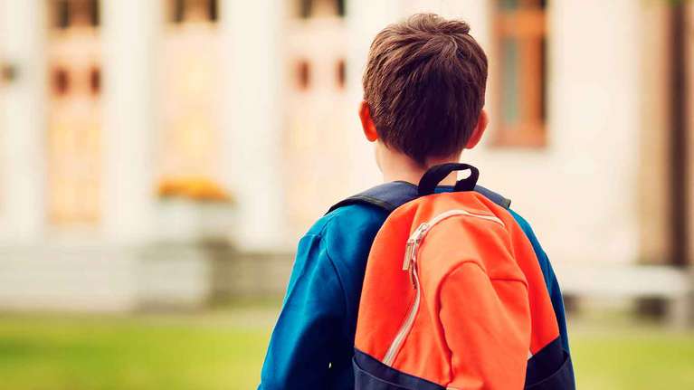 Discriminación en Neuquén: le escribieron "terrorista" en el guardapolvo a un nene musulmán