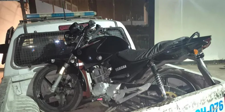 Operativo cerrojo y persecución para recuperar una moto robada