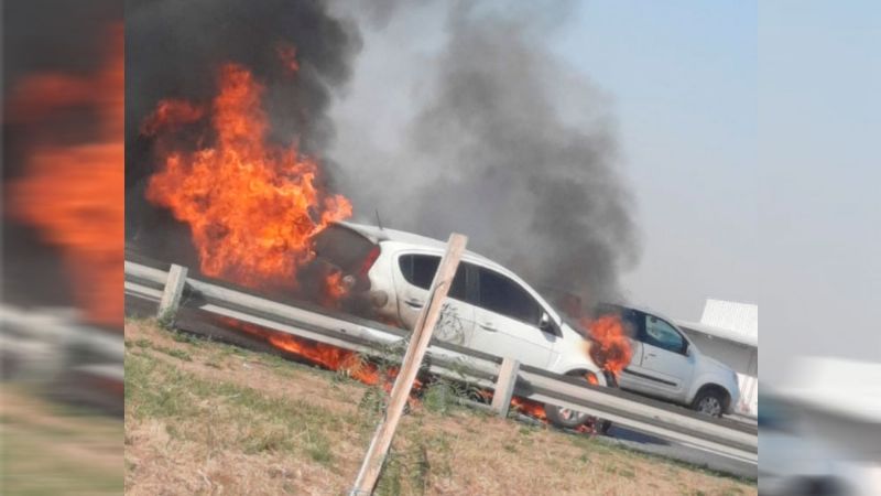Se prendió fuego un auto en plena Circunvalación