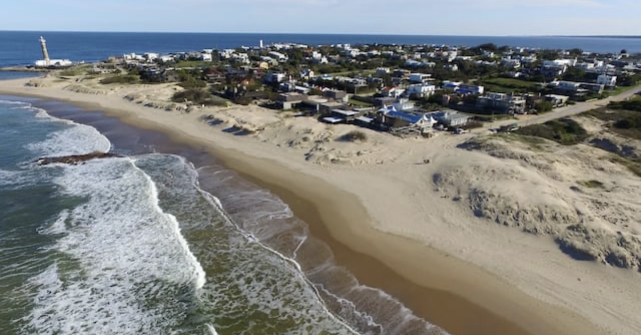 Aparecieron dos manos y huesos en descomposición en una exclusiva playa de Uruguay 
