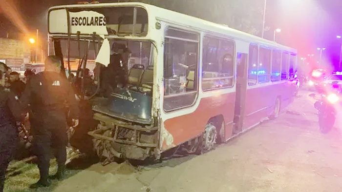 Liberaron al delincuente que en un micro escolar robado, chocó 21 autos y se tiroteó con la policÃa
