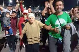 Una abuela fanática del Indio Solari fue al recital en San Luis y recibió una inesperada sorpresa