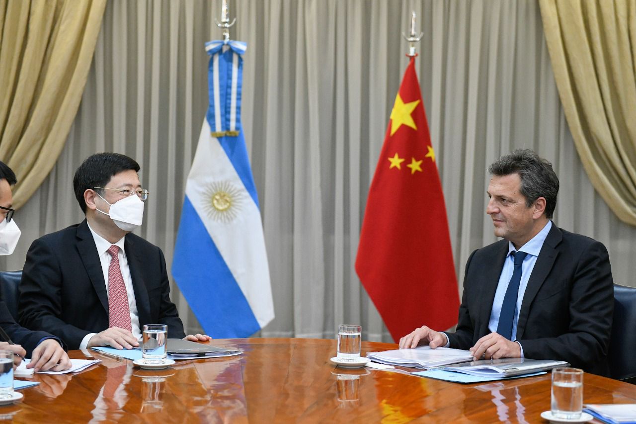 Argentina reemplaza el dólar por el yuan para pagar importaciones a China