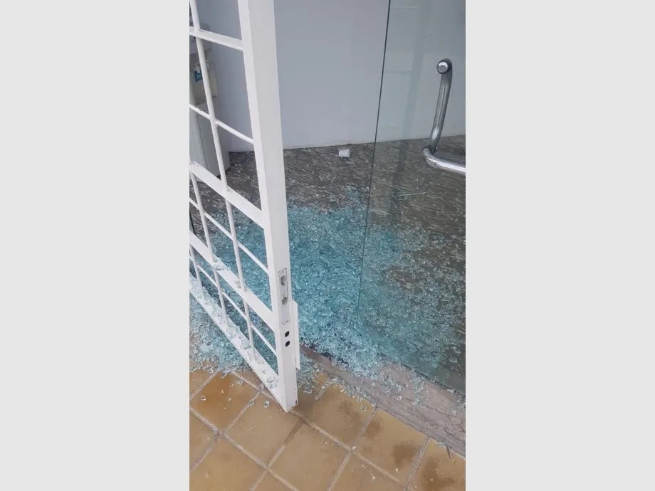 Un "león" de Milei dice que le apedrearon su sede de Rawson y hay denuncia