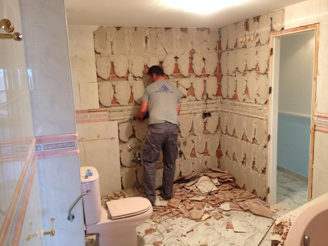 Renovaba su baño y cuando tiró una pared encontró un "tesoro" gastronómico
