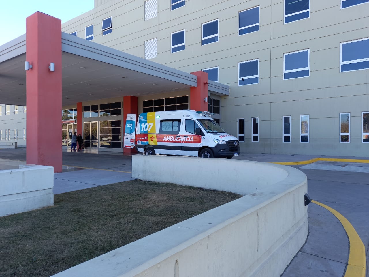 Un joven terminó internado luego de chocar en su moto con un colectivo