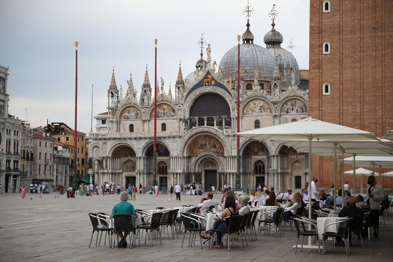 Italia anunció que la semana que viene dejará de ser obligatorio el uso de mascarilla al aire libre
