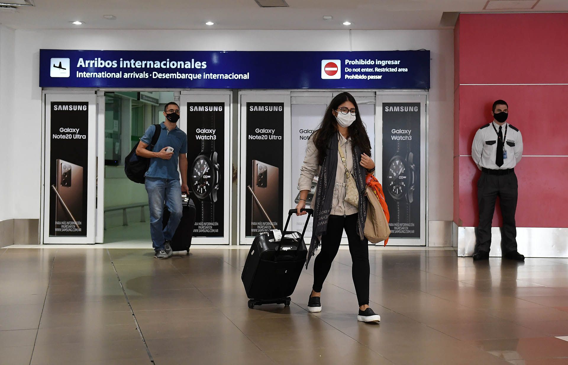 Establecen nuevos requisitos para ingresar al país tras el récord de contagios