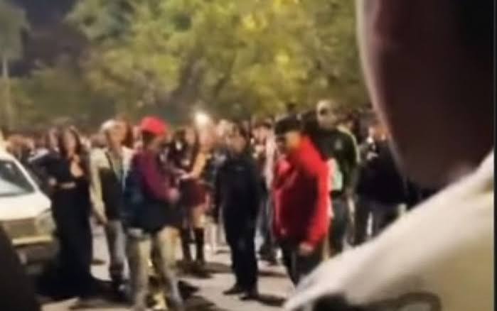 Tensión y golpes a la salida de un boliche en Trinidad