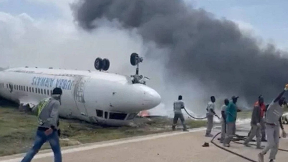 Impactante: un avión volcó en tierra y sus 36 ocupantes se salvaron