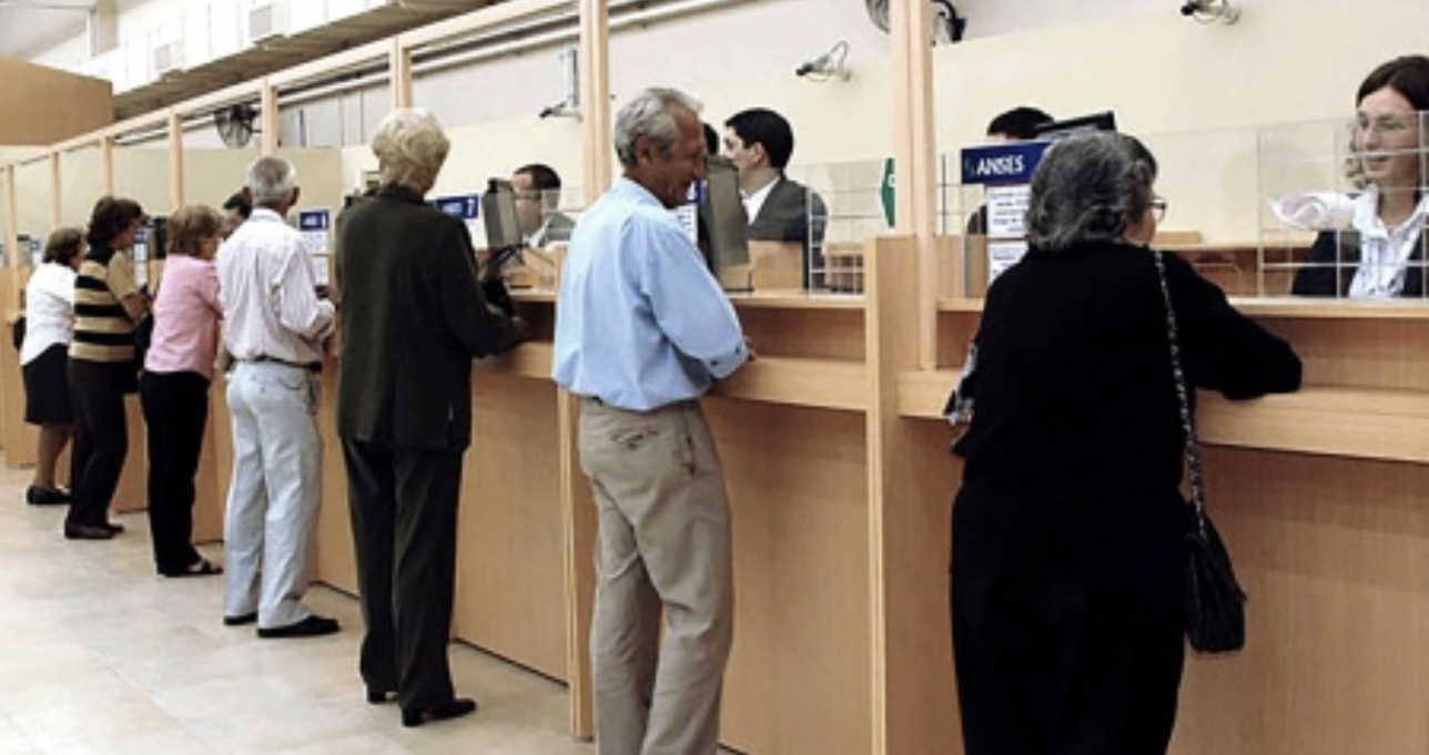 Oficializaron el bono de $ 55.000 para jubilados que cobran la mínima y un aumento del 100% para la AUH