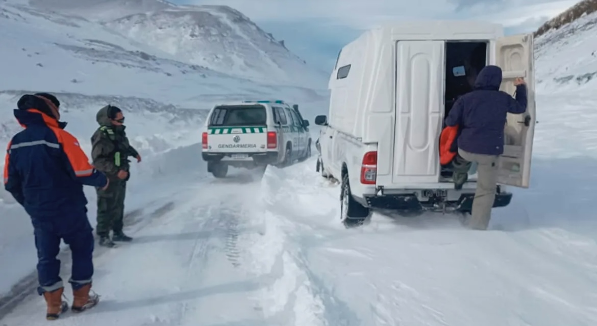Gendarmería rescató a una familia varada en la nieve en Mendoza