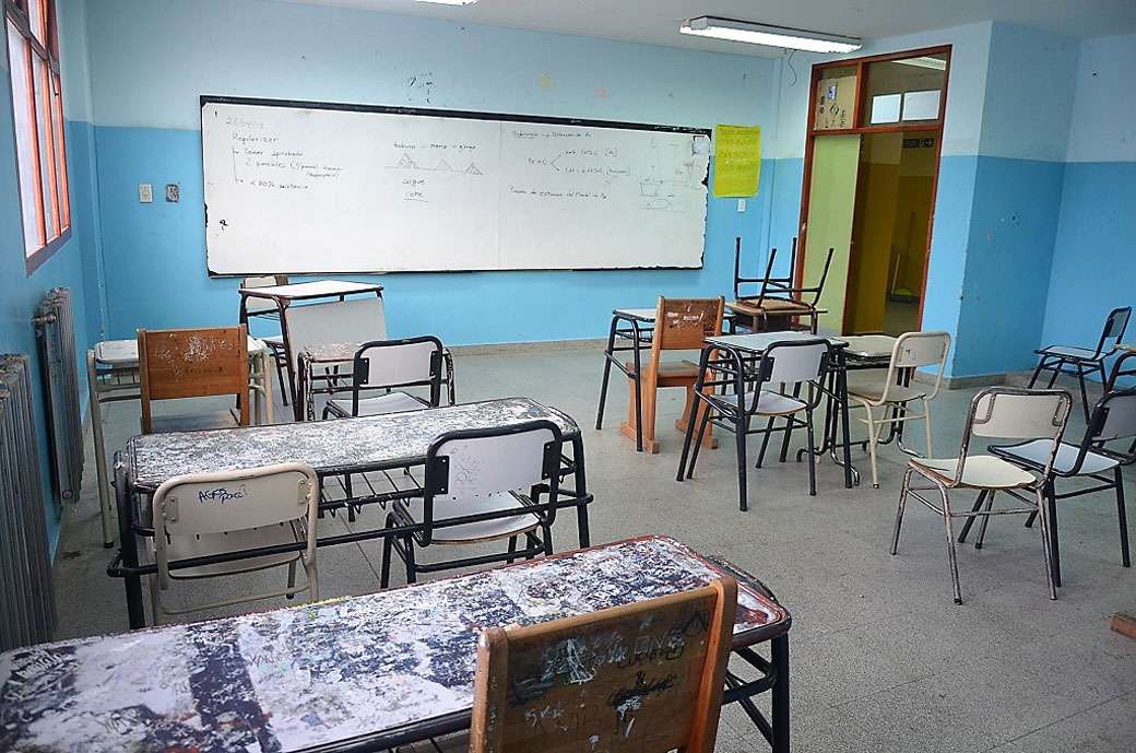 Malestar en una escuela céntrica por la falta de bancos: Cursan en el suelo