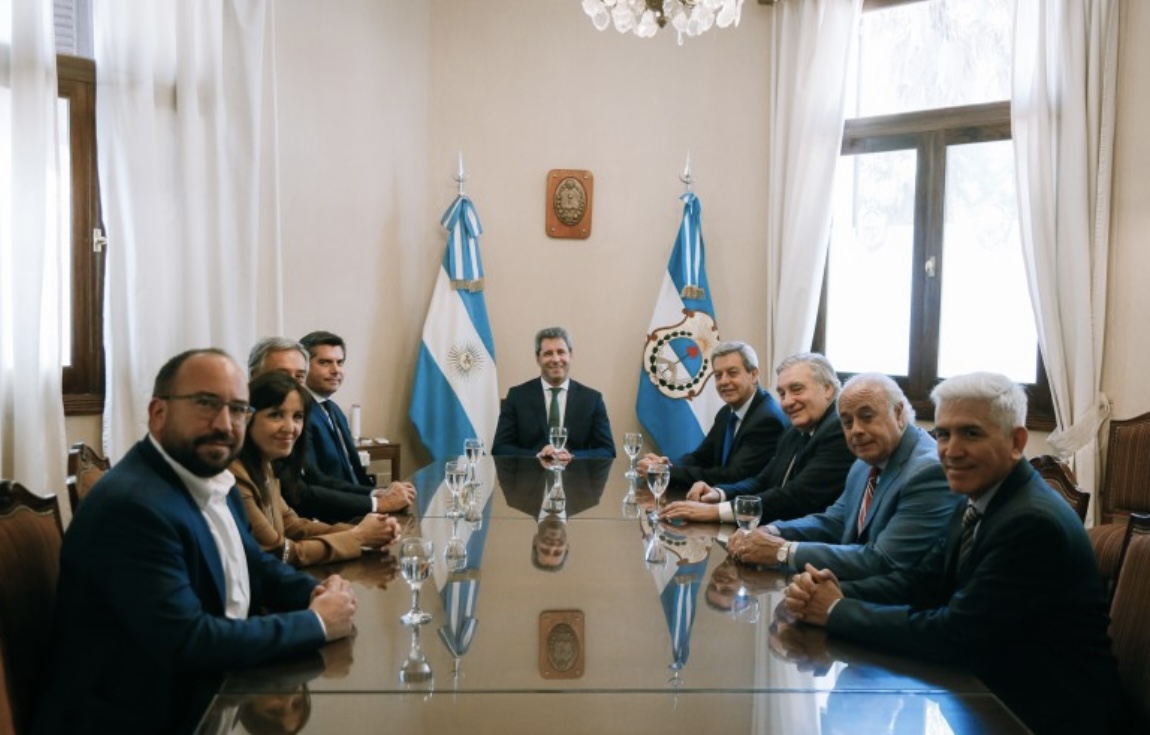 Sergio Uñac y Marcelo Orrego juntos en el acto por los 40 años de democracia 