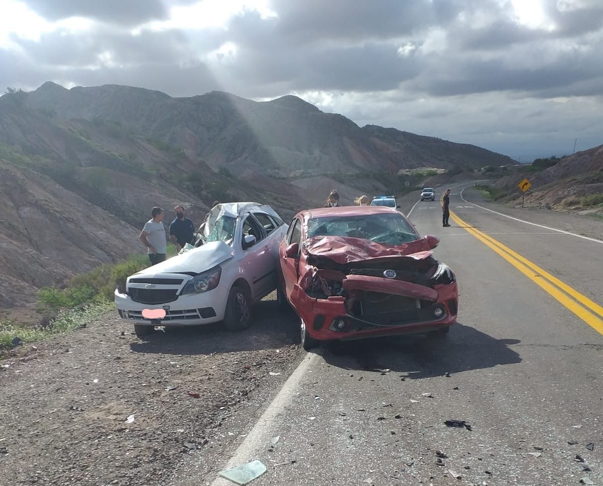 Una mujer quedó atrapada en su vehículo después de un fuerte choque