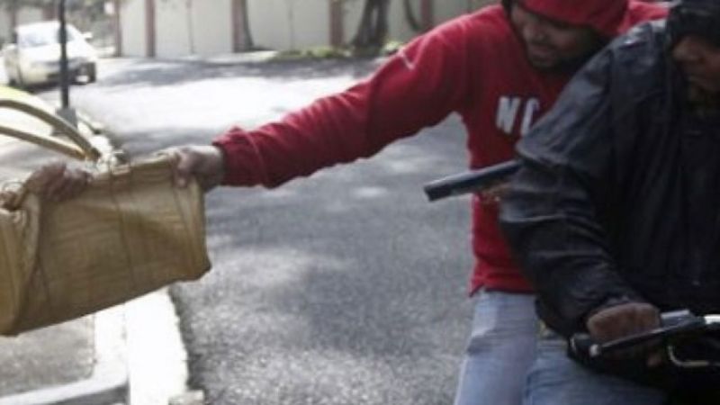Persecución a un motochorro que había robado la cartera de una mujer en pleno centro