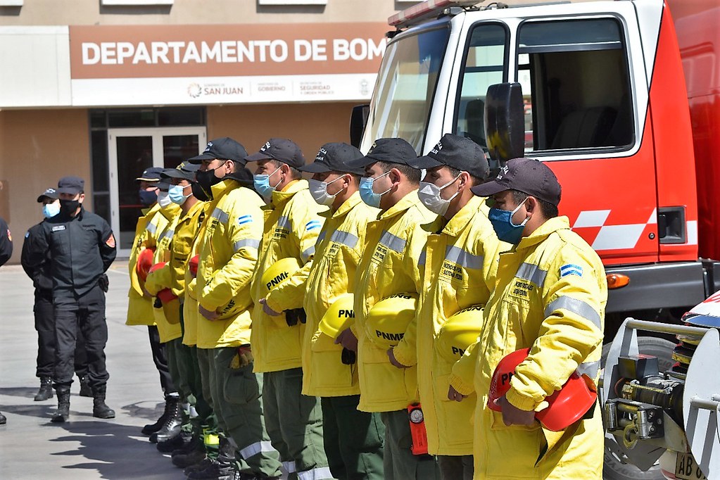 Los bomberos se visten de marca: fijate qué empresa hará la ropa para el fuego