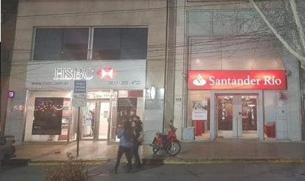 Un Hombre rompió con la cabeza la puerta de vidrio de un local en pleno centro