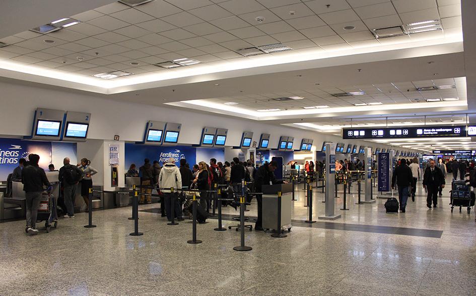 Aeroparque: hay demoras y cancelación de vuelos por una medida de fuerza