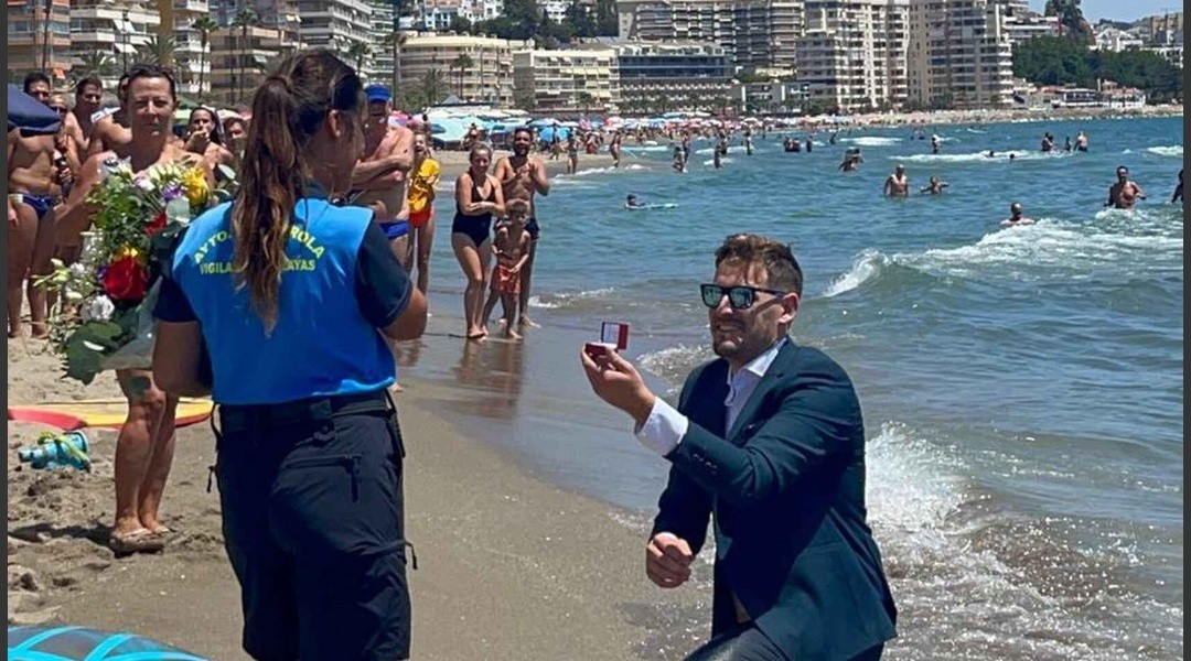 Español le pidió casamiento a su novia de manera insólita en las playas de Málaga