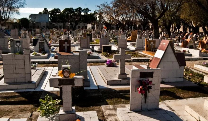 Investigan la muerte de una abuela de 82 años incinerada en un cementerio