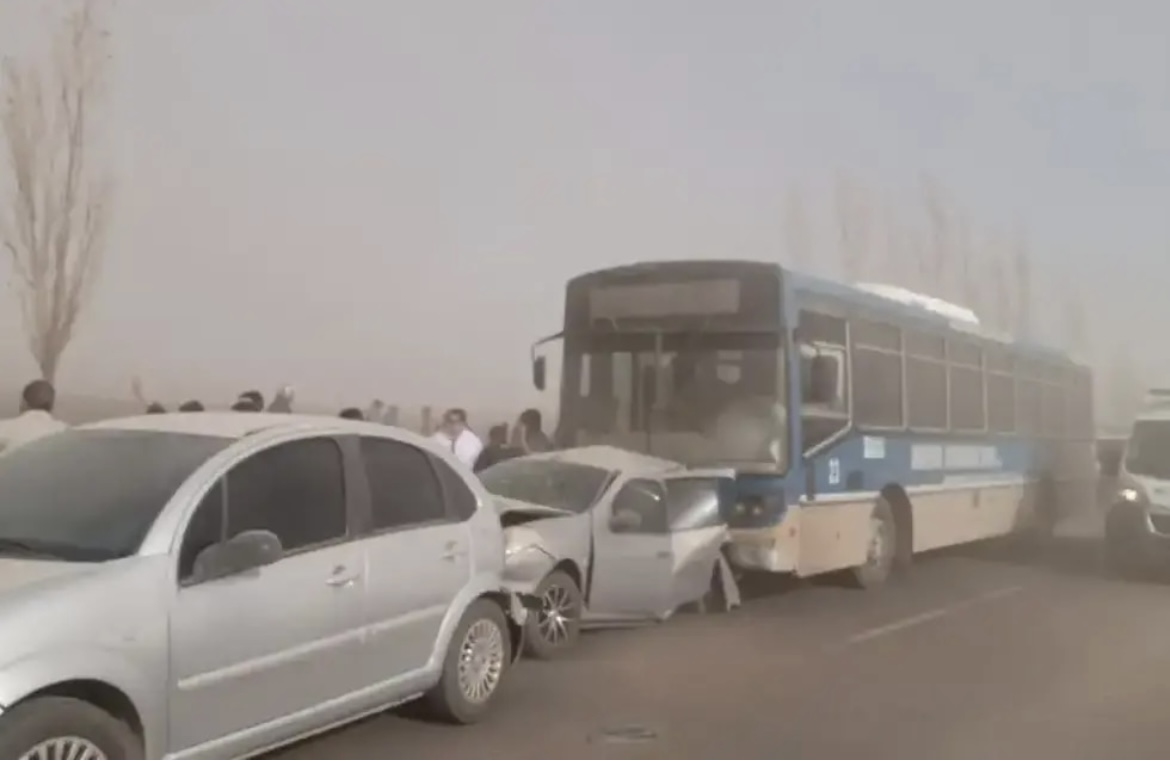 Muertes en Mendoza por el Zonda: un muerto en un accidente de tránsito y otro aplastado por un kiosco de diarios