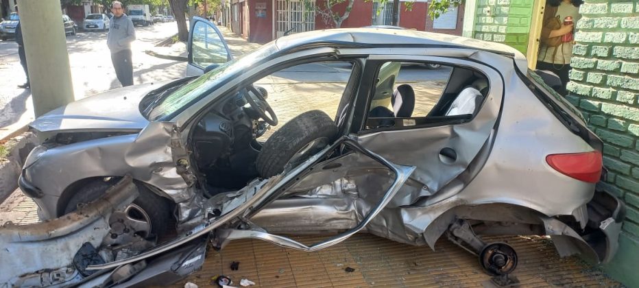 Casi una tragedia: dos autos chocarron contra la puerta de un consultorio