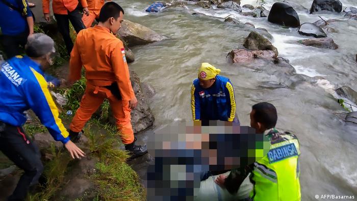 Cayeron a un barranco: Al menos 10 muertos y 25 heridos tras el accidente de un ómnibus