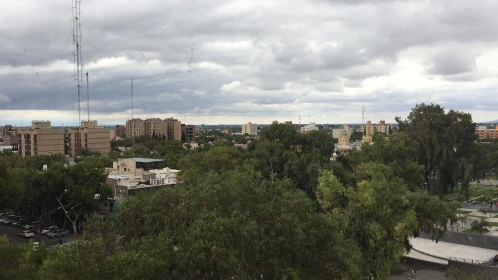 Por el ingreso del frente frío, la máxima llega solo a los 17°