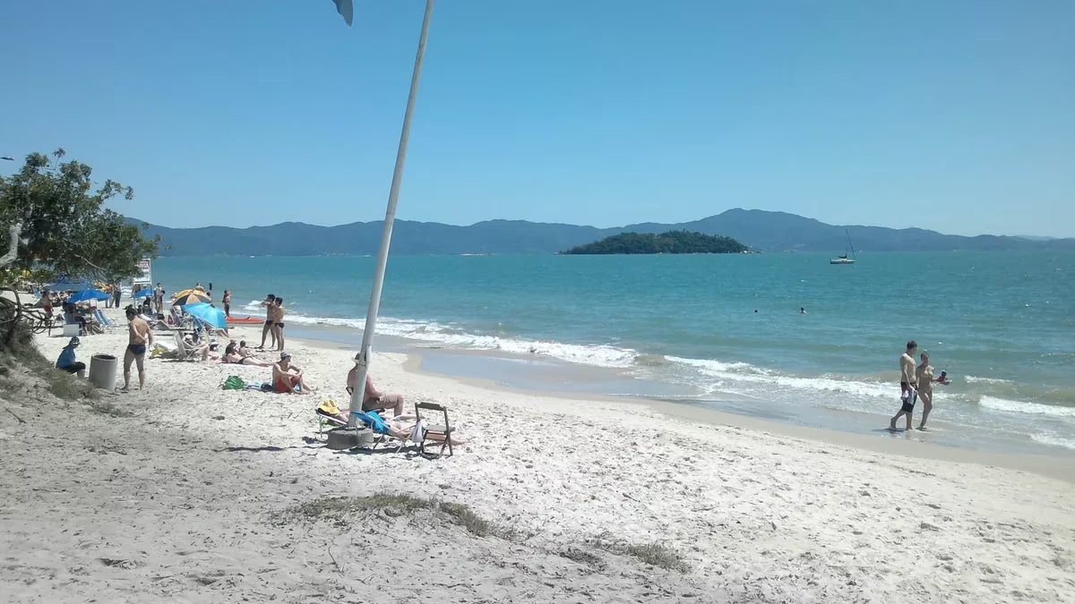 Alerta por un brote de diarrea en las playas en Florianópolis: ya registraron más de 1.200 casos