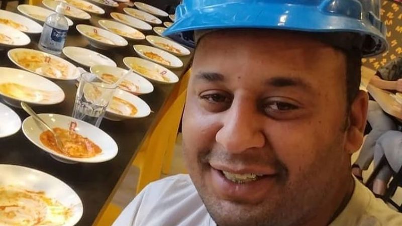 Fue a comer a un tenedor libre, pero lo echaron por comer de más 