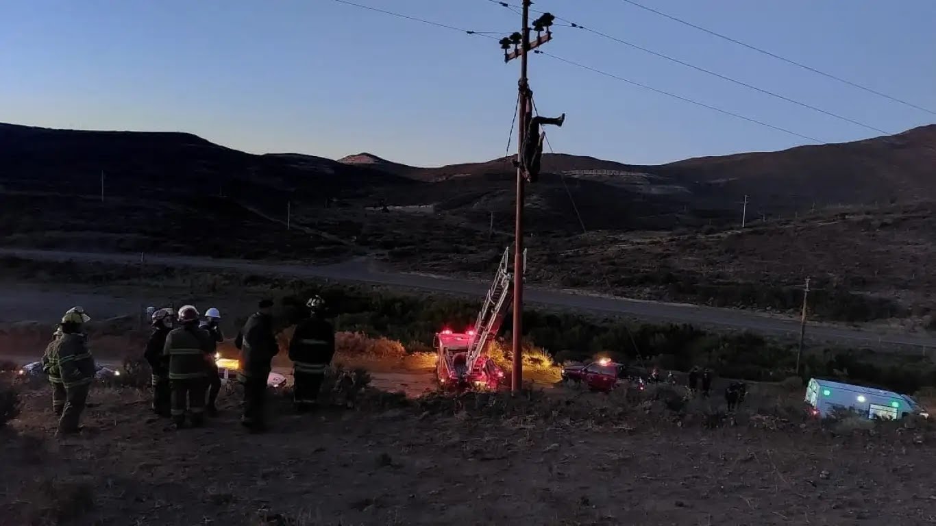 Robaba cables, tropezó y quedó colgado por dos horas: sufrió quemaduras e hipotermia