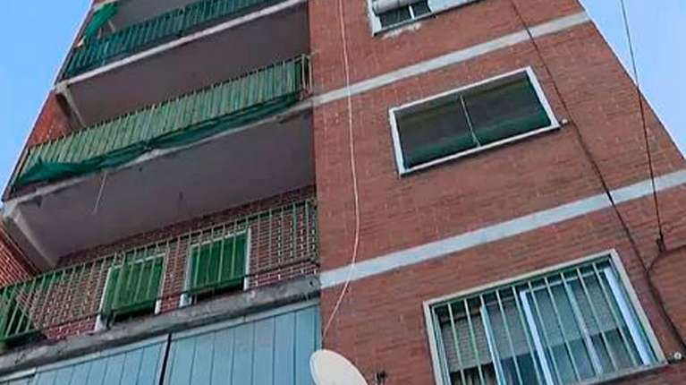 Lo quisieron desalojar y la policía descubrió que dormía con el cuerpo de su papá