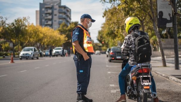 La policía infraccionó a 360 personas por romper al cuarentena en el Día del Padre