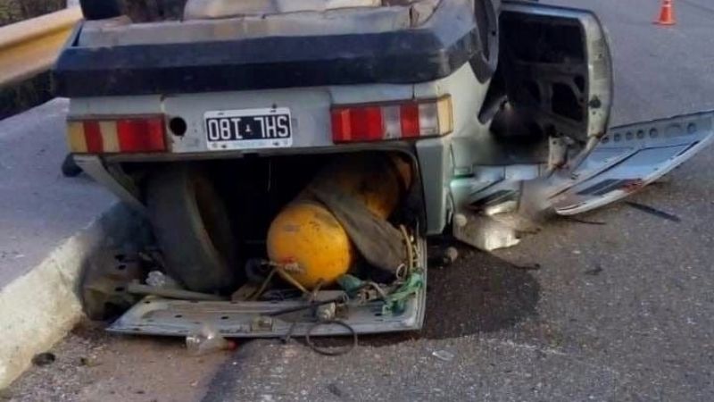 Por esquivar un animal volcaron en su auto