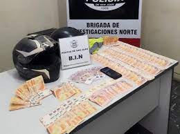 Motochorros reventaron el vidrio de un auto para robar, los atraparon