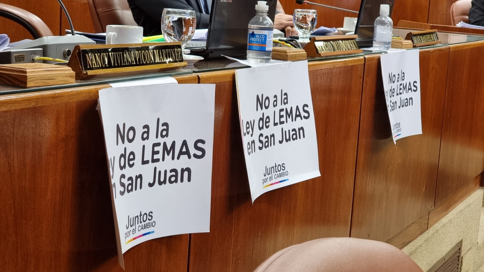 La sesión en Diputados Provinciales inició con carteles de protesta