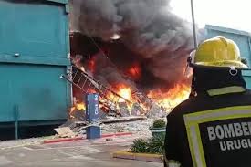 Se incendió un shopping en Punta del Este, colapsaron las paredes y el techo