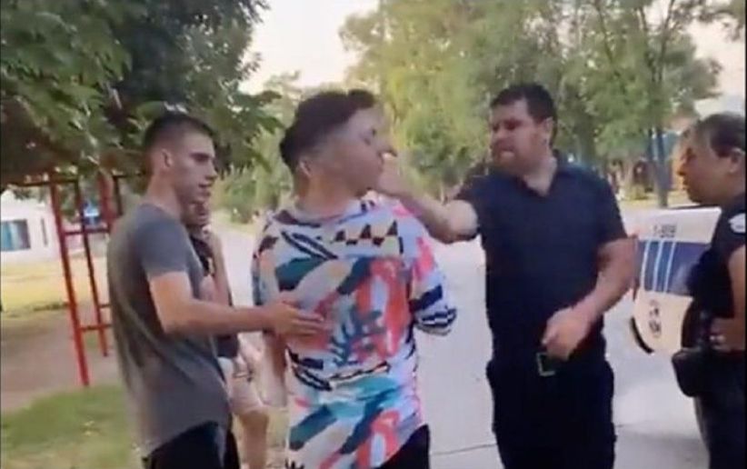 Escracharon a un policía que le pegó un cachetazo a un joven: "Mirá la camisa que tenés"