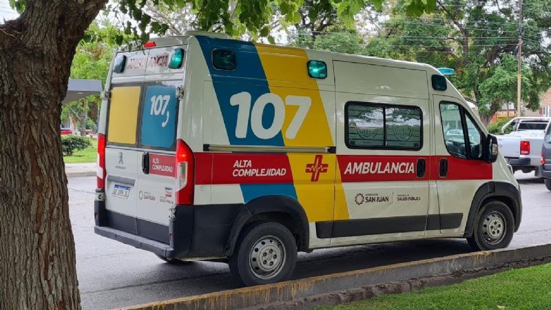 Chocó con un auto estacionado y volcó