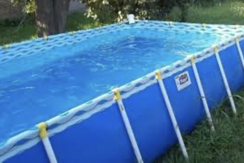 Una pequeña fue rescatada mientras flotaba en una pileta 