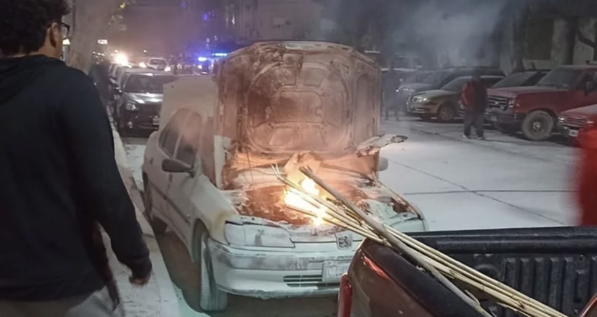 Un auto se prendió fuego en pleno centro 