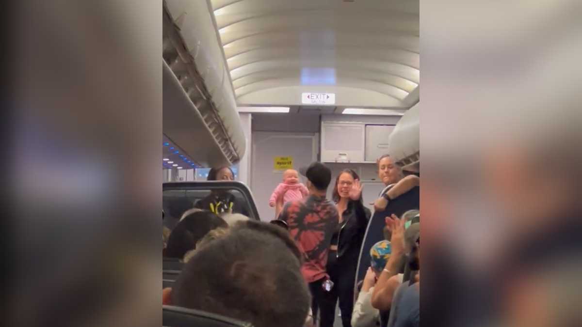 Una pasajera jubilada salvó vida de una bebé que dejó de respirar en pleno vuelo