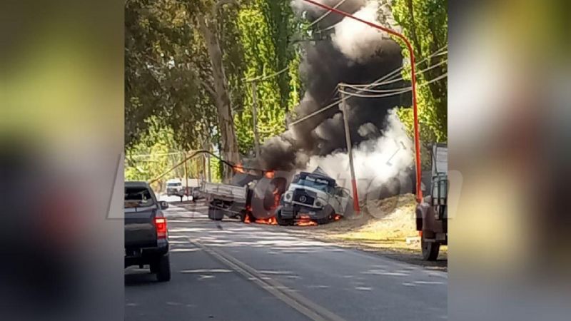 Se incendiaron dos camiones después de un choque