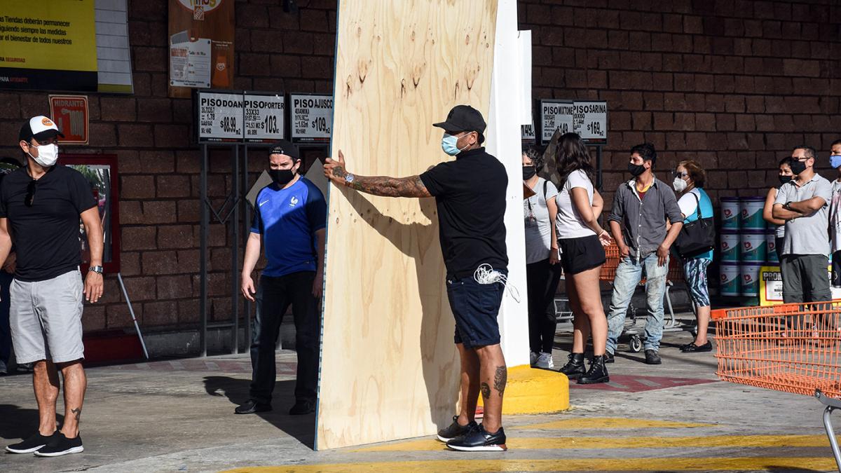 La costa oeste de México se prepara para la llegada del huracán Roslyn