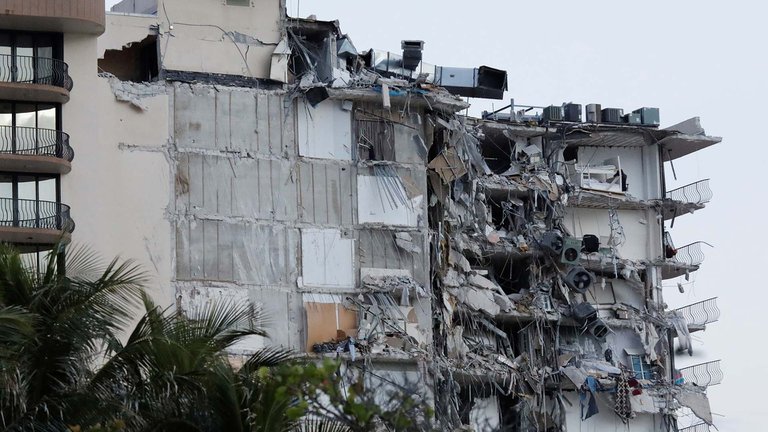 Tragedia: Se derrumbó un edificio residencial en Miami