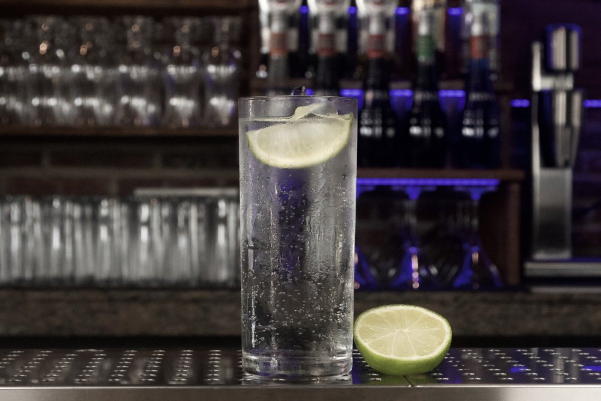 Ladrón sediento: pidió gin en un bar y escapó