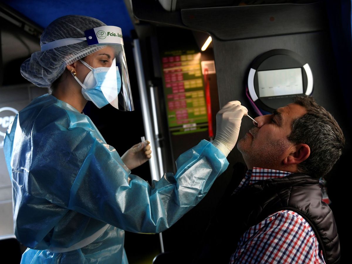 Nuevos estudios señalan que Ómicron es menos severa porque no afecta a los pulmones