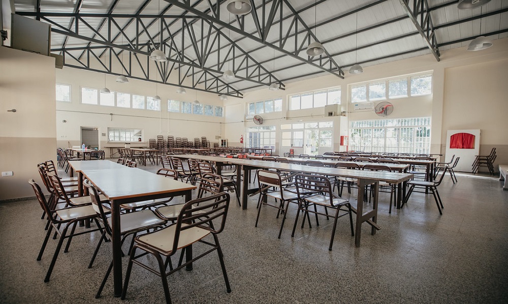 Ingresó armado a una escuela de Rawson y le puso el revólver en la cabeza a una docente